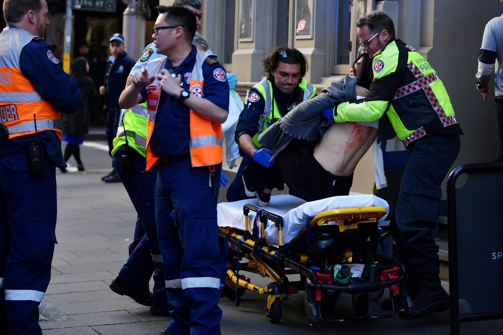 Záchranáři zasahují v Sydney po útoku muže s nožem.