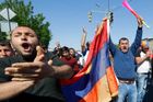 Teď, nebo nikdy. Budeme se bít až do konce, vzkazují Arméni. Jejich "sametová revoluce" pokračuje