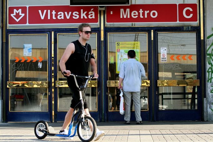 Zavřená stanice metra Vltavská. Pražské metro poprvé při stávce nejede.