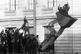 Dav demonstrantů pak pronikl do budovy a Ceaušescu s manželkou Elenou, několika členy politbyra a tělesnými strážci odletěl ve vrtulníku ze střechy. Málem to nestihl, zasekl se totiž výtah a skupina musela poslední patra jít pěšky do schodů.