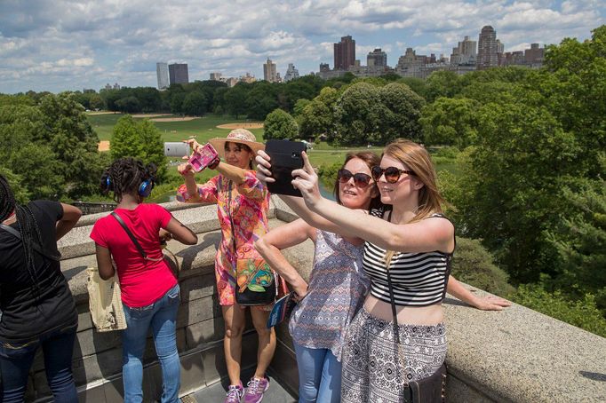 Návštěvníci si pořizují selfie z vrcholu hradu Belvedere v Central Parku v New Yorku. Snímek z roku 2017