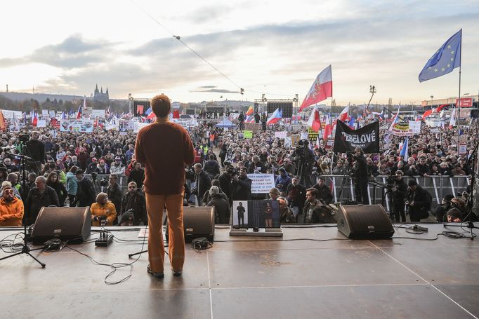 Mikuláš Minář na demonstraci na Letné (16. listopadu 2019)