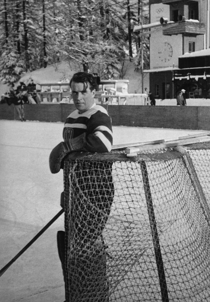 1948 Boža Modrý, náš populární brankář při tréninku.