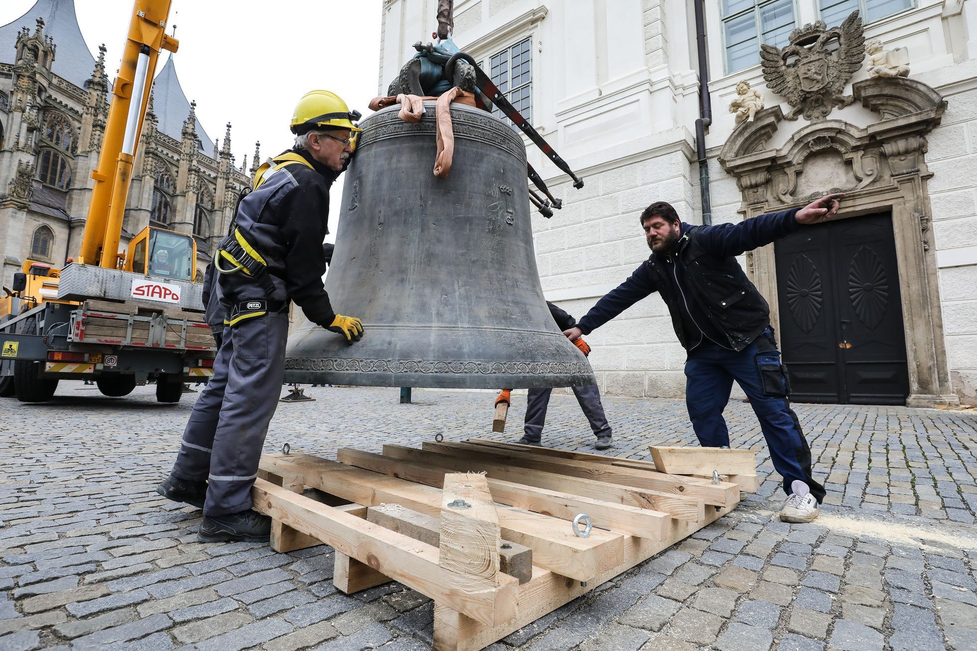 Snesení zvonů z bývalé Jezuitské koleje, Kutná Hora, zvony