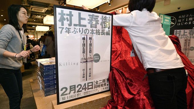 Na loňském snímku z knihkupectví v japonské Ósace je plakát avizující nový román Harukiho Murakamiho Komturova smrt.