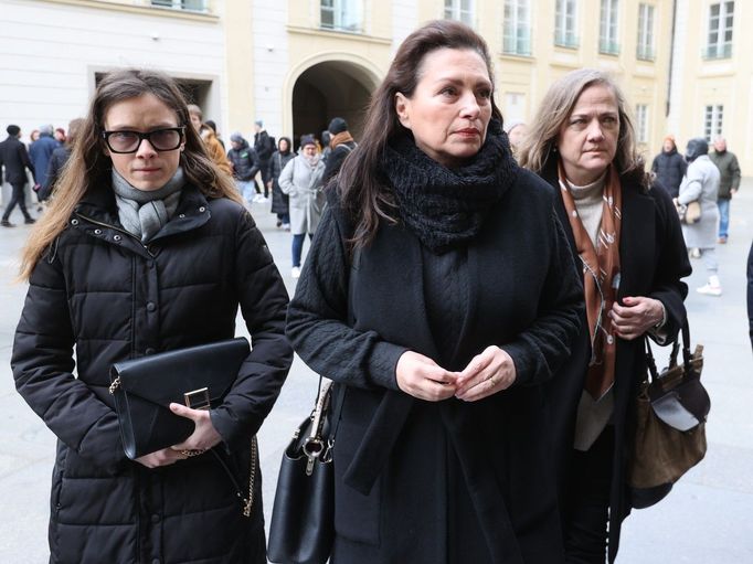 Dorazila i Jana Bobošíková a Hana Lipovská. Na závěr obřadu byla z chrámu vynesena rakev za zvuku skladby z Jakubiskovy pohádky Perinbaba.