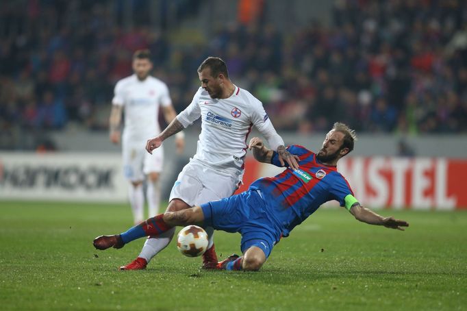 Stoper Plzně Roman Hubník při utkání s FCSB