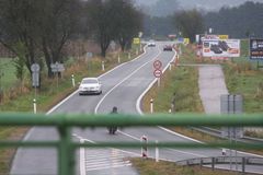 Dálnici D11 před Hradcem Králové zablokovala nehoda kamionu