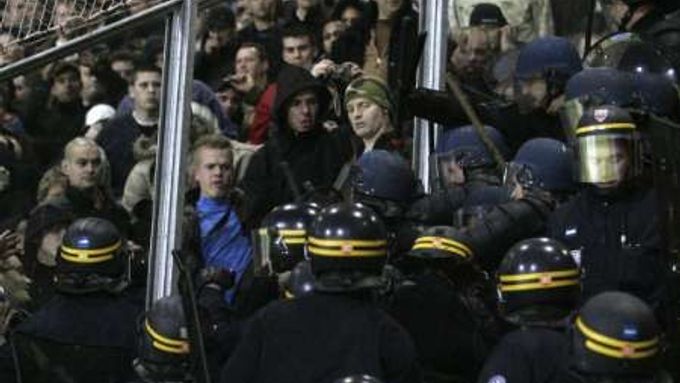 Francouzská policie pacifikuje zdivočelé fanoušky Feyenoord Rotterdamu při zápase v Nancy.