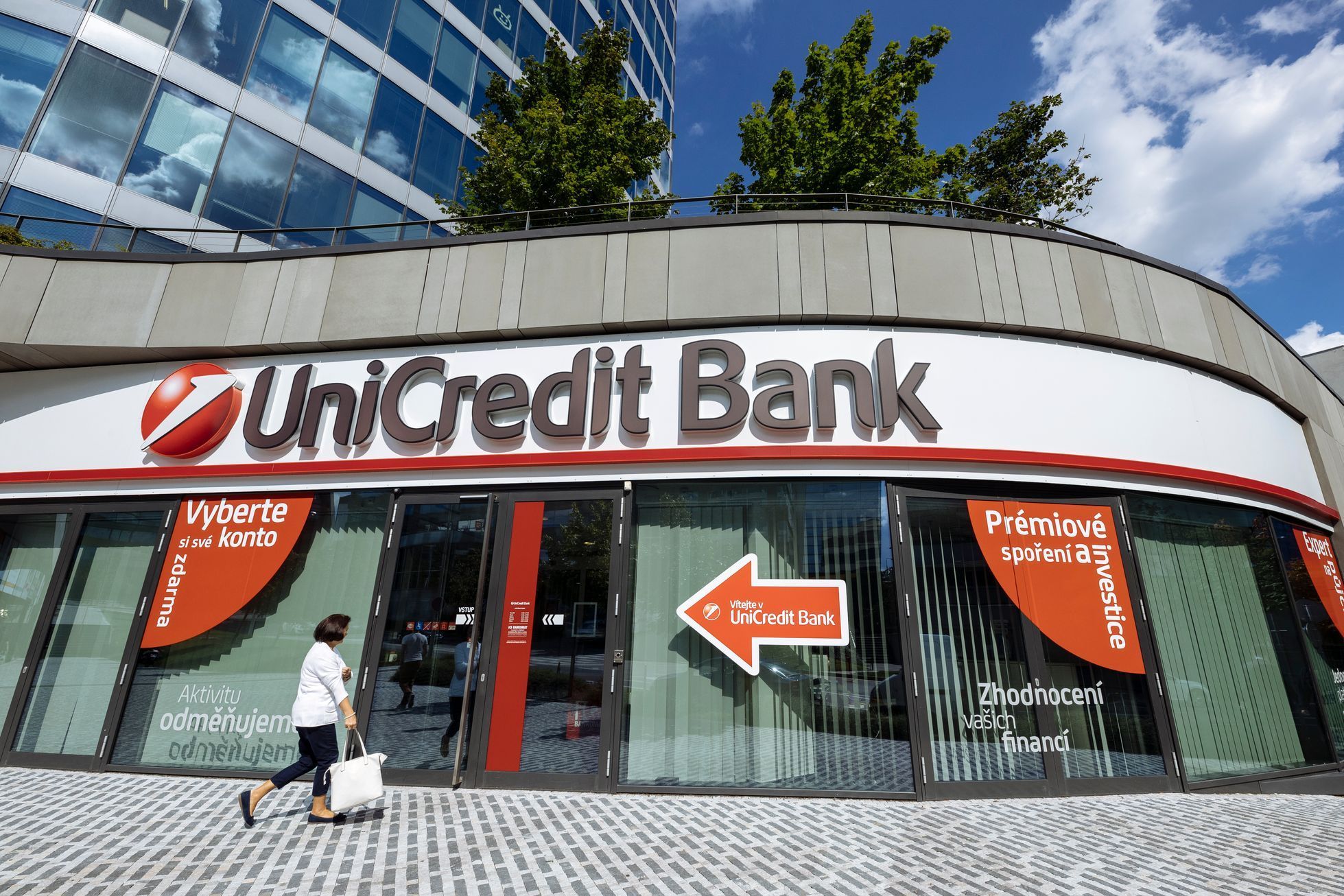 ilustrační fotografie, banka, UniCredit Bank, budova, logo, 2017