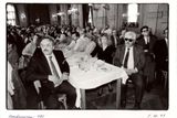 Kdo ze starších by u stolu nepoznal (čtvrtého zprava) pozdějšího primátora Prahy a velvyslance ve Vídni Jana Koukala. Poznáte další?