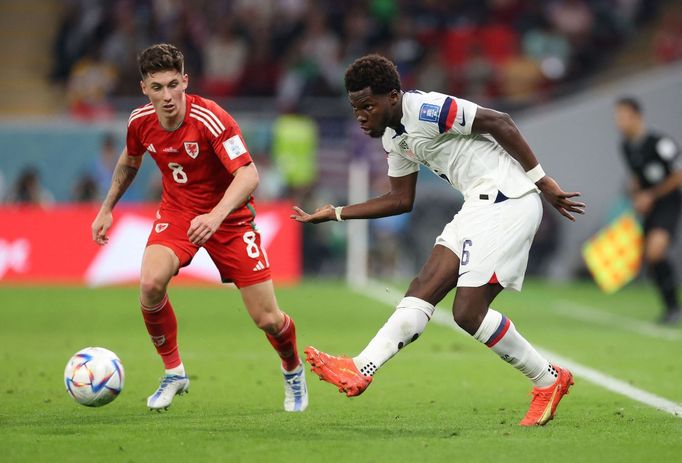 Americký záložník Yunus Musah v utkání MS 2022 proti Walesu.