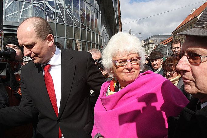 Petr Gandalovič a komisařka Mariann Fischer-Boel prchají před demonstranty. Jana Velebu si odvádějí s sebou