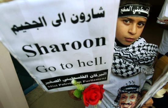 Palestinský chlapec "slaví" Šaronův vážný zdravotní stav