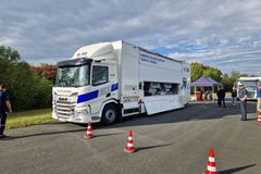 Největší nešvar, který ničí silnice. Většina zkontrolovaných kamionů je přetížených