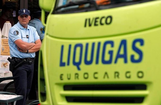 Policista stojí před kamionem týmu Liquigas