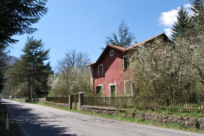 Dvoupodlažní domek Casa Cantoniera Vascapenta pochází z 60. Let a leží blízko města L'Aquila.