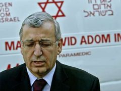 JERUZALÉM - Ředitel jeruzalémské nemocnice Hadassah promlouvá k novinářům.