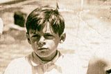 Che Guevara jako osmiletý chlapec. Fotka je vyříznuta z rodinného snímku z roku 1936, na kterém je Ernesto jediný oblečený, zatímco jeho rodiče i sourozenci na sobě mají plavky. Zřejmě kvůli tomu, že od dětství bojoval s astmatem.