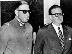Augusto Pinochet a někdejší chilský prezident Allende