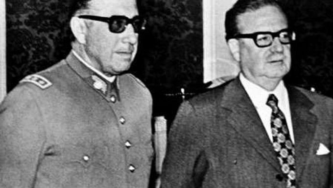 Pinochet (vlevo) a Allende ještě jako spojenci
