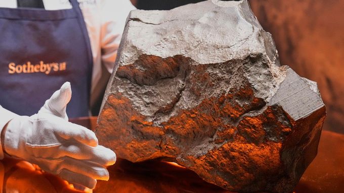 Do aukce jde největší meteorit z Marsu, který byl kdy na Zemi objeven. Monumentální kus se pyšní hmotností téměř 25 kilogramů.