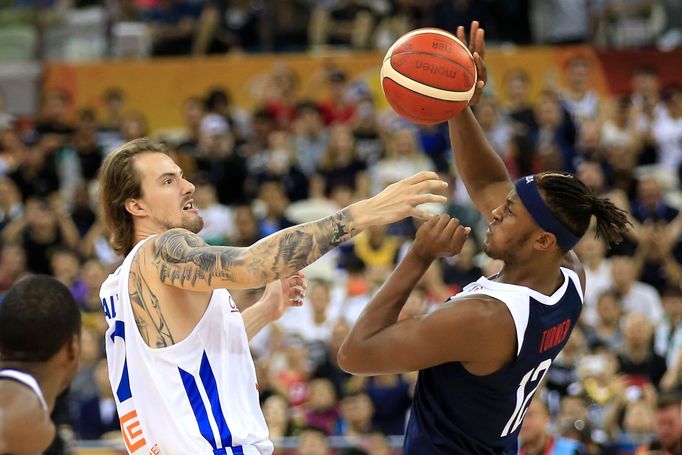 Ondřej Balvín a Myles Turner v zápase MS Česko - USA