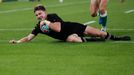 Čtvrtfinále MS v ragby 2019: Nový Zéland - Irsko: Beauden Barrett pokládá třetí pětku Nového Zélandu.