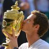Andy Murray s trofejí pro vítěze Wimbledonu 2013