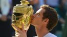 Andy Murray s trofejí pro vítěze Wimbledonu 2013