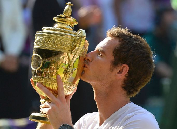 Andy Murray s trofejí pro vítěze Wimbledonu 2013