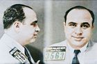 Alphonse Caponeho uznal soud v roce 1932 vinným a na 11 let jej poslal do vězení v Atlantě, hlavním městě státu Georgia. Fotografii z roku 1931 pořídila miamská policie.