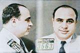 Alphonse Caponeho uznal soud v roce 1932 vinným a na 11 let jej poslal do vězení v Atlantě, hlavním městě státu Georgia. Fotografii z roku 1931 pořídila miamská policie.