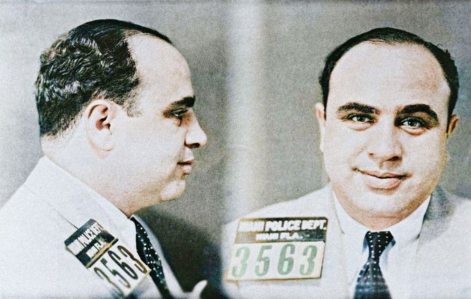 Al Capone na fotografii z roku 1931 pořízené miamskou policií. Kolorováno