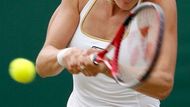 Česká tenistka Nicole Vaidišová při zápase s Anou Ivanovičovou ze Srbska ve čtvtfinále Wimbledonu.