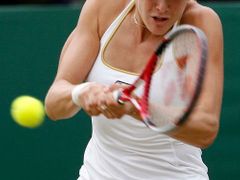 Česká tenistka Nicole Vaidišová při zápase s Anou Ivanovičovou ze Srbska ve čtvtfinále Wimbledonu.