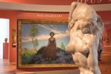 Max Švabinský a jeho obraz Chudý kraj (1899 - 1900) v hlavním sálku Opus Magnum. Tento obraz je považovaný za jedno ze zásadních děl českého symbolismu.