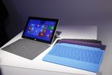 Surface Pro 2 je podle agentury AP určen hlavně profesionálům, kteří žádají schopnosti notebooku v zařízení formátu počítačového tabletu. Upravený stojánek by měl nyní usnadnit používání tabletu na nohou. Model Pro 2 také oproti předchozímu modelu nabízí o 75 procent lepší životnost baterie.