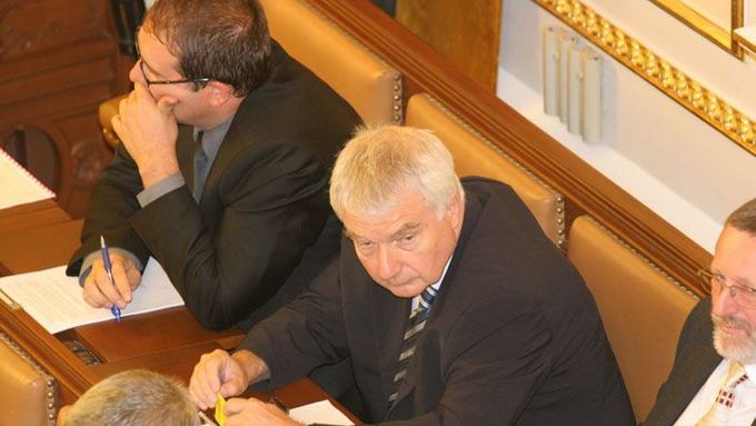Bývalí poslanci ČSSD Miloš Melčák a Michal Pohanka nakonec hlasovali s vládními stranami.