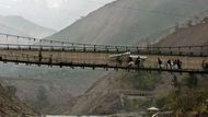 Phutticka (Pákistán) Obyvatelé vesničky Phutticka vzdálené asi 15 km na severovýchod od Muzaffarabádu, hlavního města pákistánské části Kašmíru, přecházejí most, který byl poškozen při zemětřesení