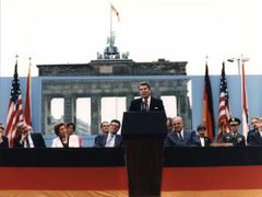 Ronald Reagan u Braniborské brány v roce 1987.