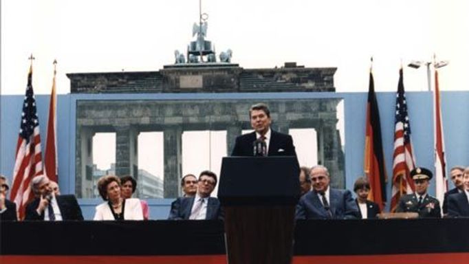 Ronald Reagan před Braniborskou bránou v červnu 1987.