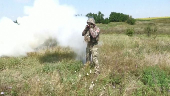 Speciální boty mají Ukrajinci ochránit před následky ničivých minových výbuchů.