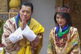 Bhútánský "dračí král", který vystudoval Oxfordskou univerzitu, byl korunován v roce 2008, kdy se Bhútán rovněž změnil z absolutistické monarchie na konstituční.