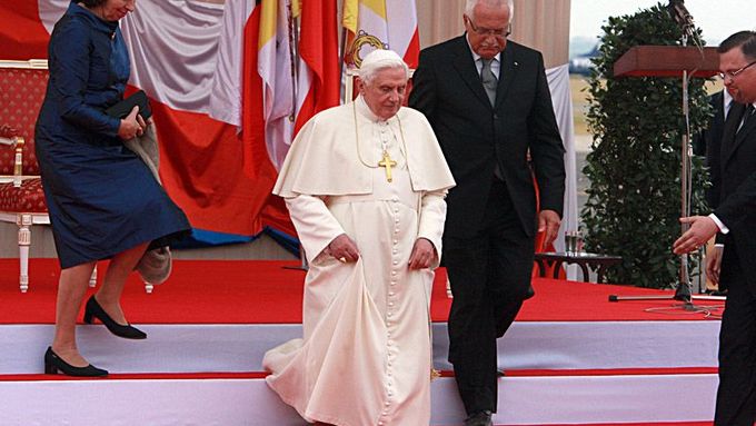 Klaus se s papežem Benediktem setkal několikrát.