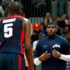 Americký basketbalista Lebron James nahlas mluví se spoluhráčem Kevinem Durantem v utkání skupiny A na OH 2012 v Londýně.