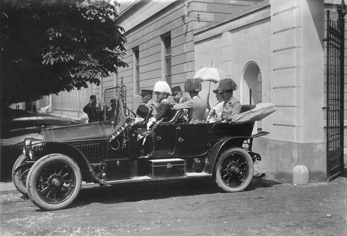 1914 - Jaroslav Bruner-Dvořák, František Ferdinand d`Este s manželkou v automobilu v Sarejevu, 28. 6. 1914 (Sbírka Scheufler)