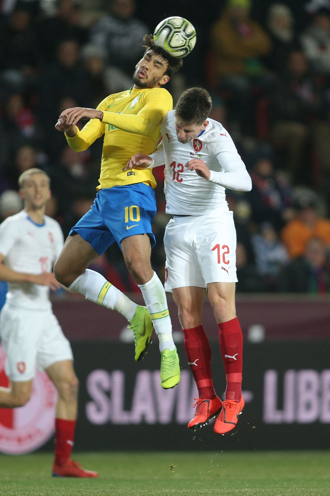 Lucas Paqueta a Lukáš Masopust v přátelském zápase Česko - Brazílie.