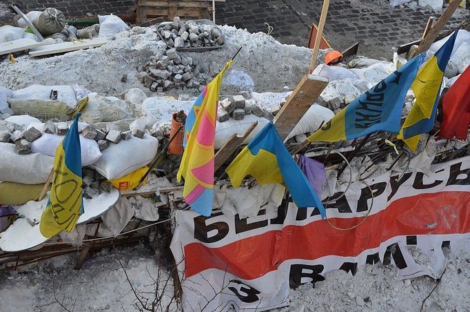 Dlažební kostky jsou připraveny na barikádě k použití při případném útoku.