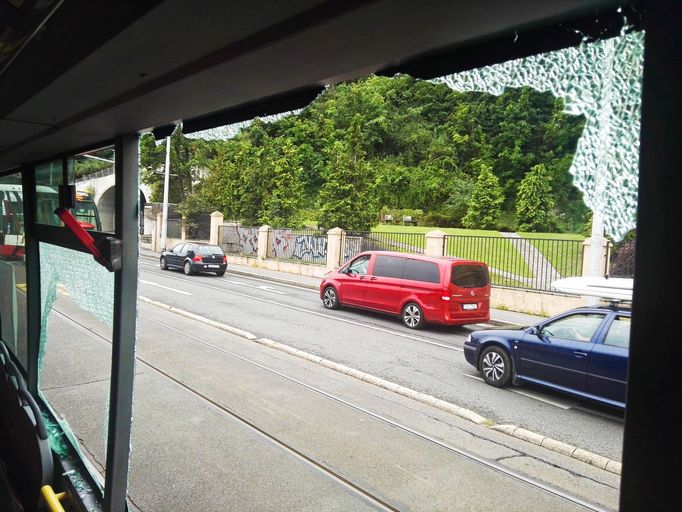 Nehoda autobusu a tramvaje na Smíchově